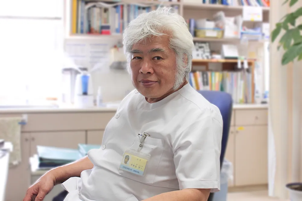 介護施設のスタッフ(看護師・職員)がオフィスで撮影されている様子